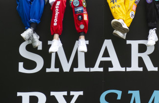 opiskelijoita haalareissa kontin katolla